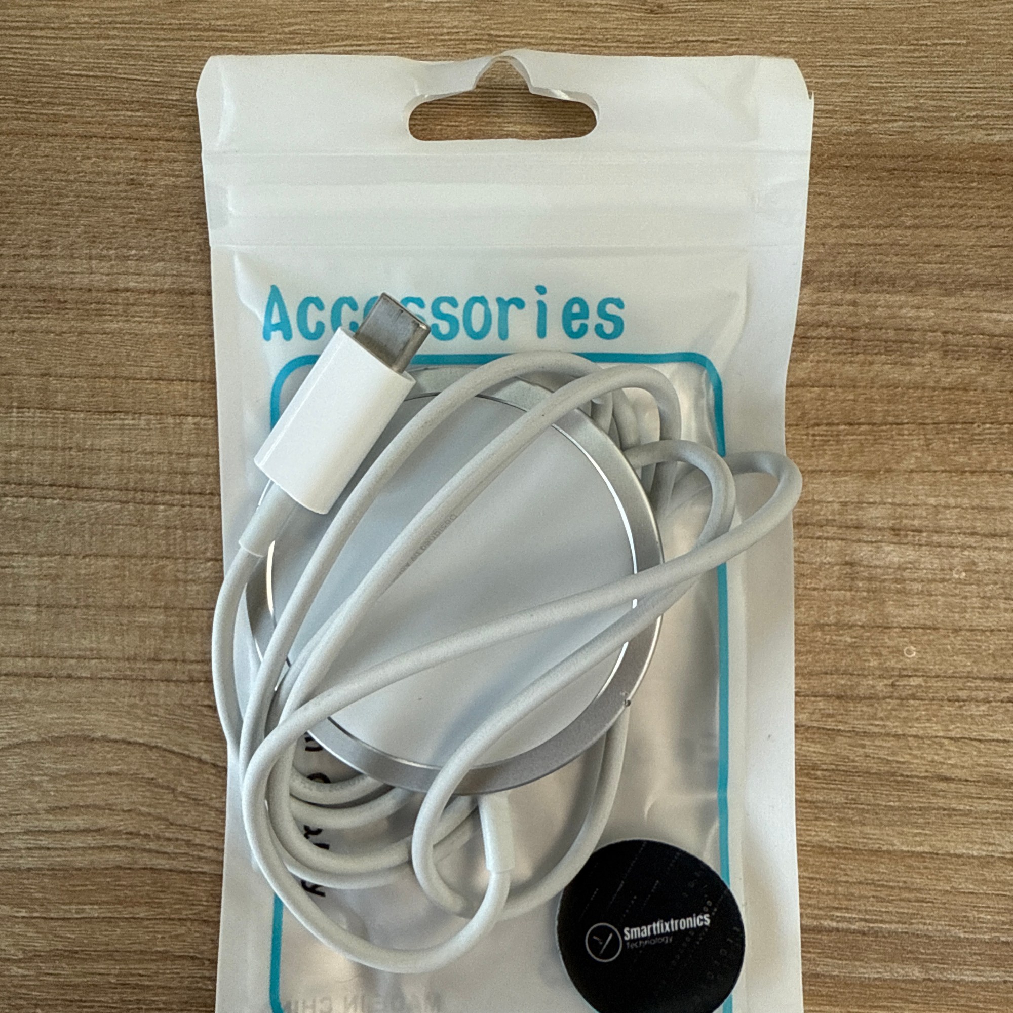 “Apple Watch magnetic charger with USB-C connector in accessories packaging, with Smartfixtronics seal.”